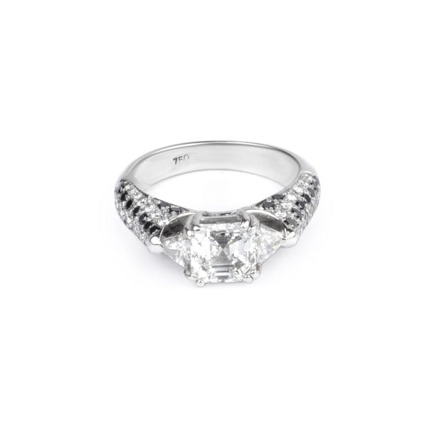 Anello contemporaneo con diamante centrale-1