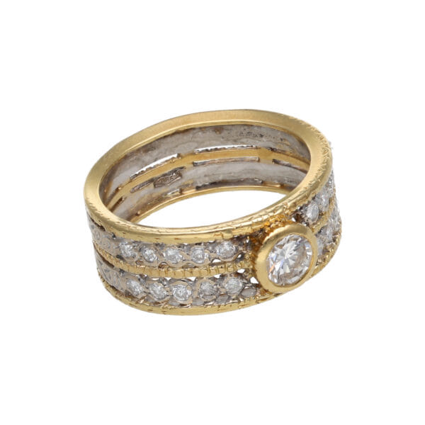 Anello anni 1980 fascia oro giallo e bianco con diamante centrale e diamanti sul gambo_1