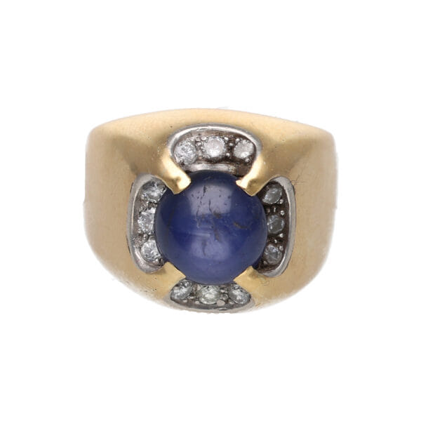Anello cavalier in oro giallo a cupola con zaffiro taglio cabochon e diamanti_1