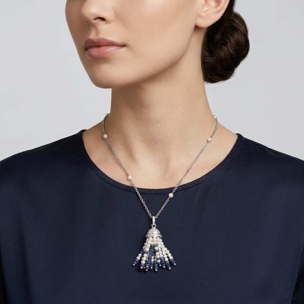 Collana in oro bianco 18 kt con perle coltivate, diamanti, e nappina di zaffiri_4