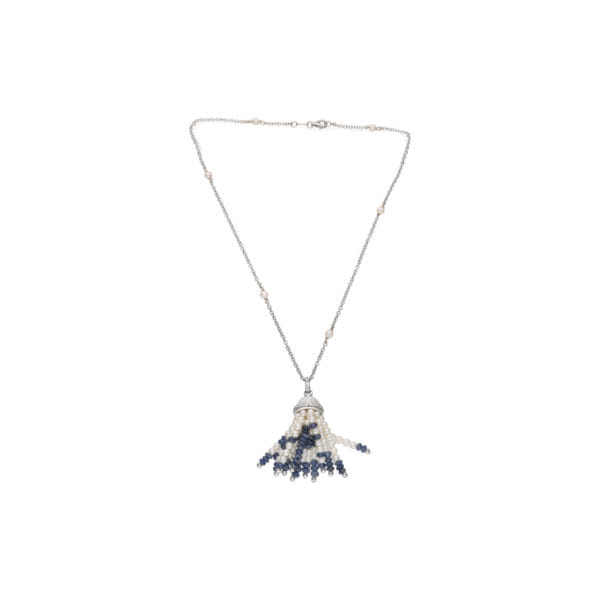 Collana in oro bianco 18 kt con perle coltivate, diamanti, e nappina di zaffiri_1