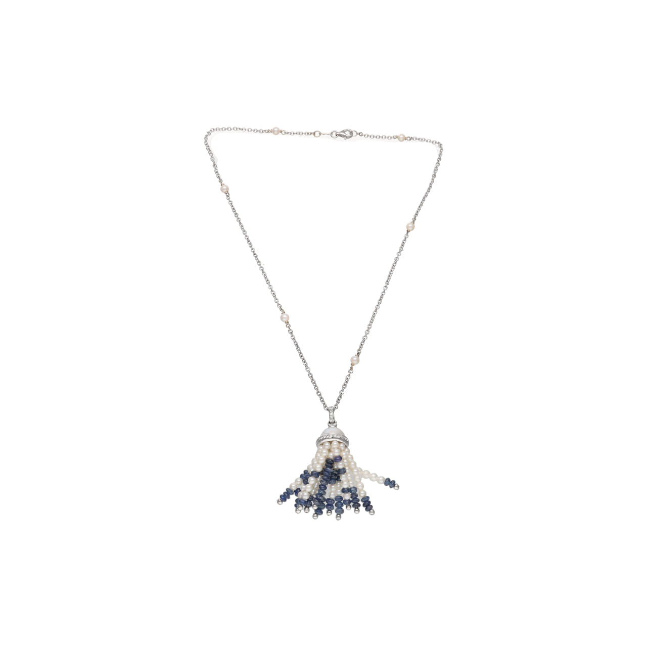 Collana in oro bianco 18 kt con perle coltivate, diamanti, e nappina di zaffiri_1