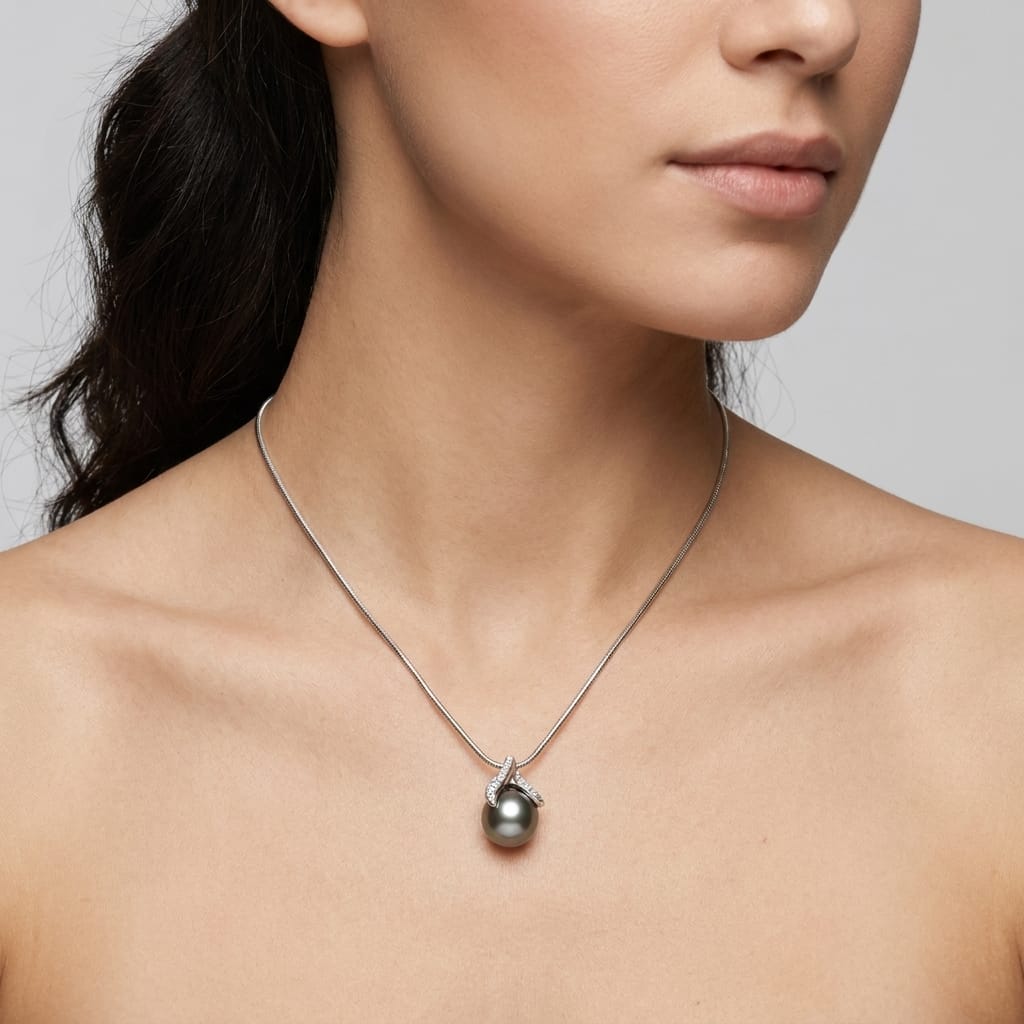 Collana in oro bianco con pendente con perla grigia e diamanti_4