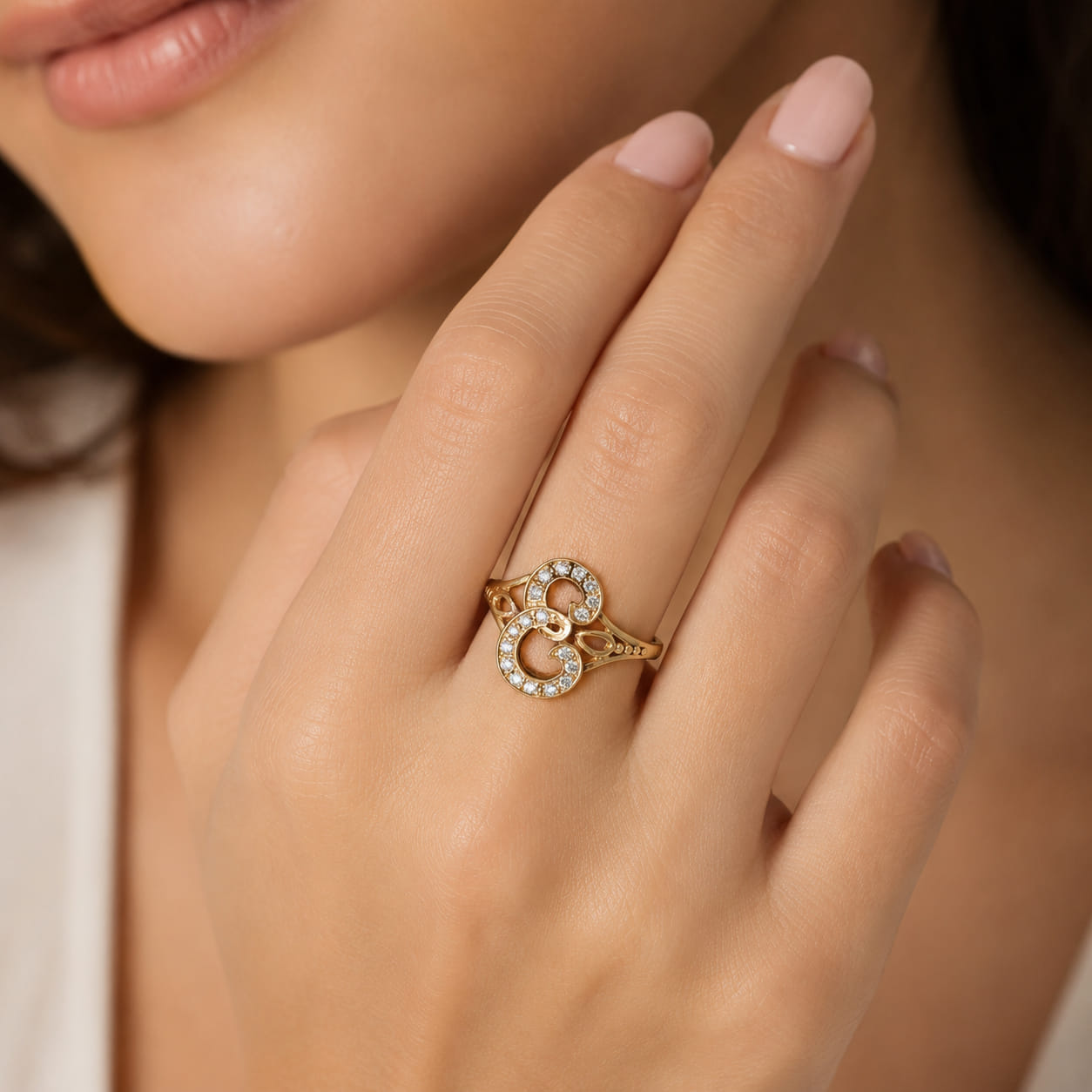 Anello anni 80 a forma di 'e' in oro con diamanti_4