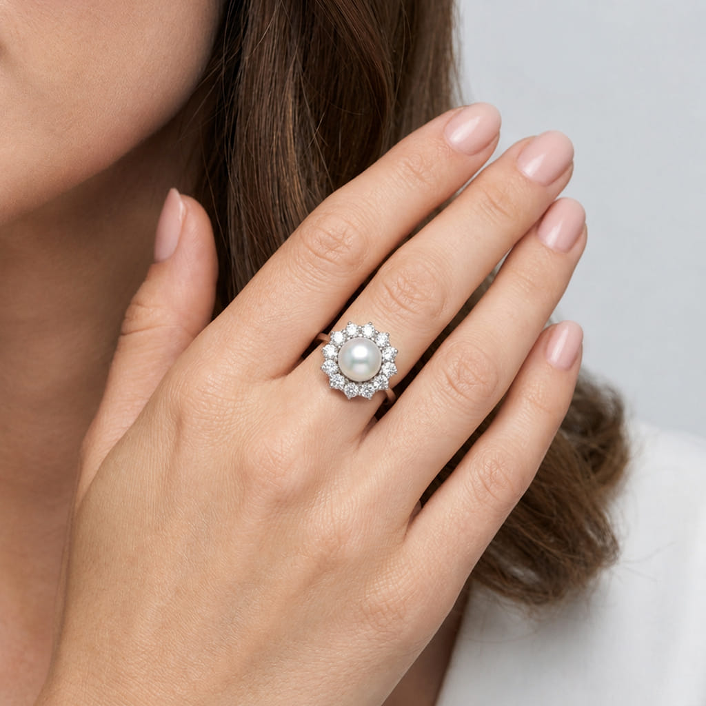 1980s Ring with Pearl and Diamonds - Image 4
